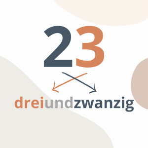 Liczby dziesiątek czytamy po niemiecku na odwrót. Najpierw czyta się cyfrę jednostek, a potem liczbę dziesiątek. W przypadku liczby dwadzieścia trzy przeczytamy "trzy i dwadzieścia".